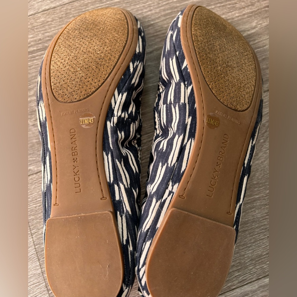 NWT - Lucky Brand Women's Blue and Cream Patterned Flats - Picture 4 of 4
